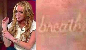 Lindsay Lohans vita tatuering ska tydligen påminna henne om att andas när hon får astmanfall.